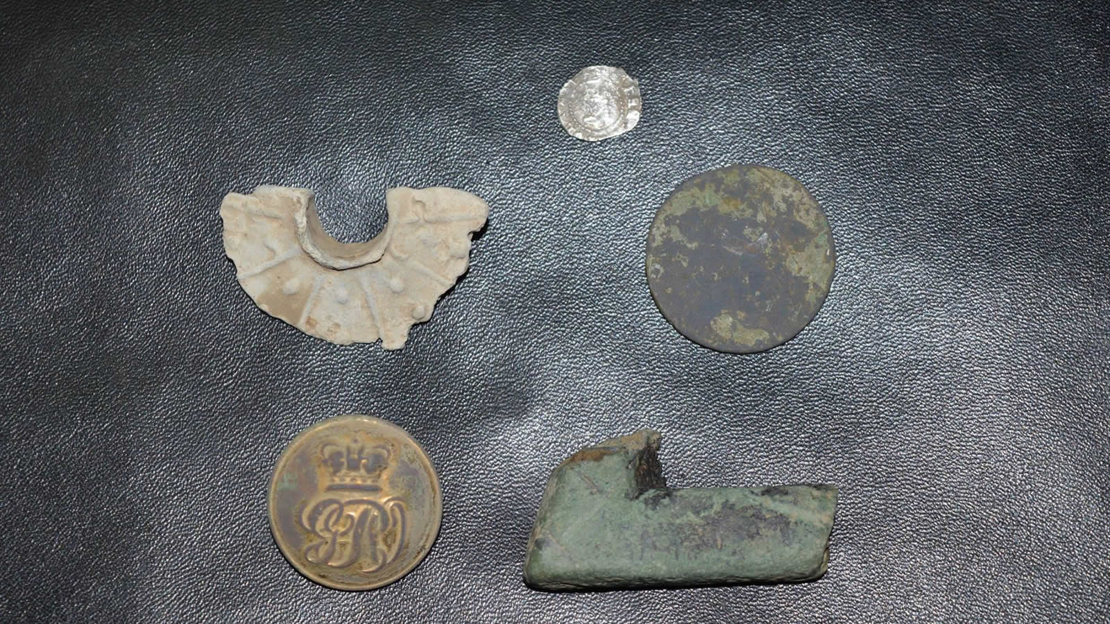 Güzel Bir Düğme ve Bir Bozuk Para