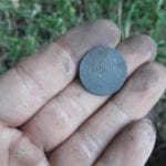 Derin olmasına rağmen küçük bir gümüş para buldum!